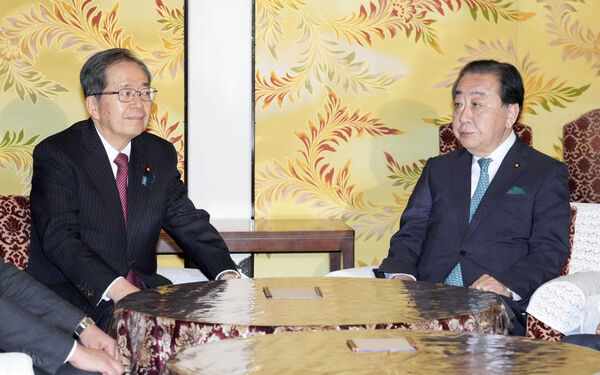 ▲▼  日本立憲民主黨代表野田佳彥（右）與公明黨代表齊藤鐵夫（左）15日在國會進行會談 。（圖／路透）