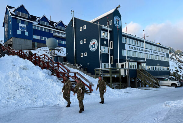 ▲▼士兵們經過位於格陵蘭努克（Nuuk）的北極司令部（Arktisk Kommando）。（圖／達志影像／美聯社）