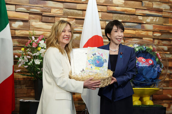 ▲▼義大利總理梅洛尼（Giorgia Meloni）與日本首相高市早苗在東京會面，高市送上「凱蒂貓」（Hello Kitty）紀念品。（圖／路透）