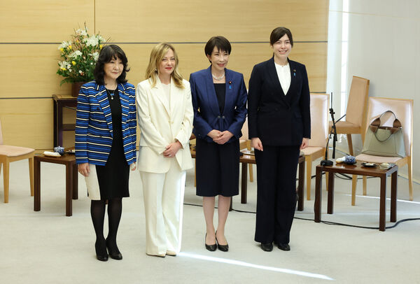▲▼義大利總理梅洛尼（Giorgia Meloni）和日本首相高市早苗，在2026年1月16日於日本東京舉行的「日義首腦峰會」期間，與經濟安全保障擔當大臣小野田紀美及財務大臣片山五月合影。（圖／路透）