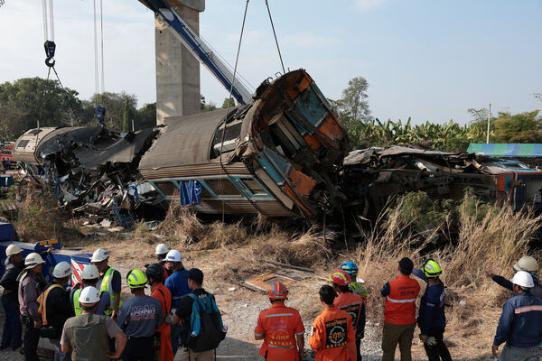 ▲▼義大利泰工程吊車倒塌造成火車脫軌，導致32名乘客死亡。（圖／路透）