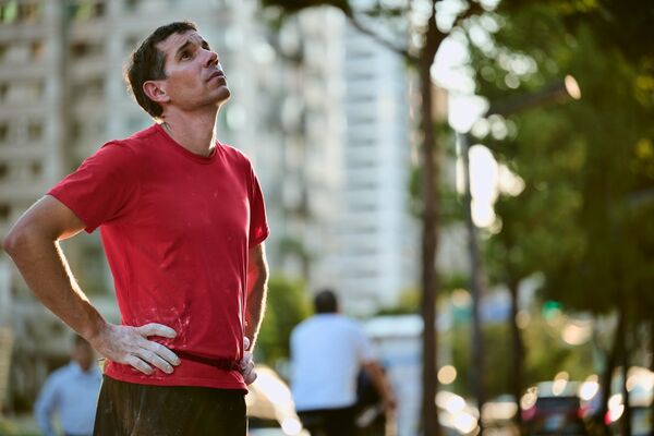 d8585821 ▲攀岩家艾力克斯霍諾德(Alex Honnold),將挑戰徒手攀登「台北101」。(圖/Netflix提供)
