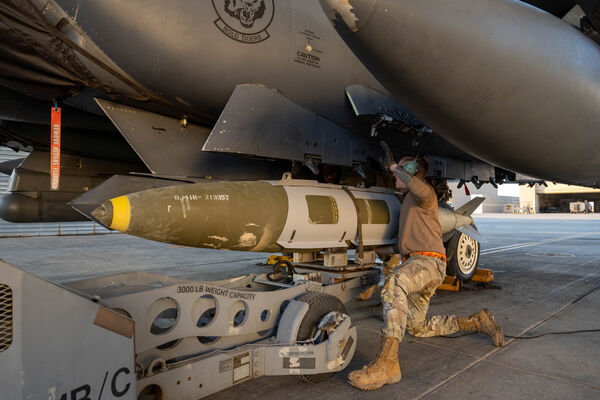 d8585994 ▲▼美國空軍士兵正將GBU-31彈藥(GBU-31 munitions system)掛載至一架F-15E打擊鷹(F-15E Strike Eagle)戰鬥機上。(圖/路透)