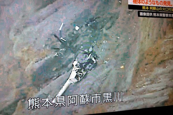 ▲▼ 熊本阿蘇火山觀光直升機殘骸。（圖／翻攝自X）