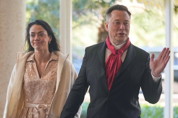 ▲▼全球首富馬斯克（Elon Musk）與Neuralink高階主管齊莉絲（Shivon Zilis）出席白宮副幕僚長心腹史卡維諾（Dan Scavino）在佛州海湖莊園（Mar-a-Lago）舉辦的婚禮。（圖／達志影像／美聯社）