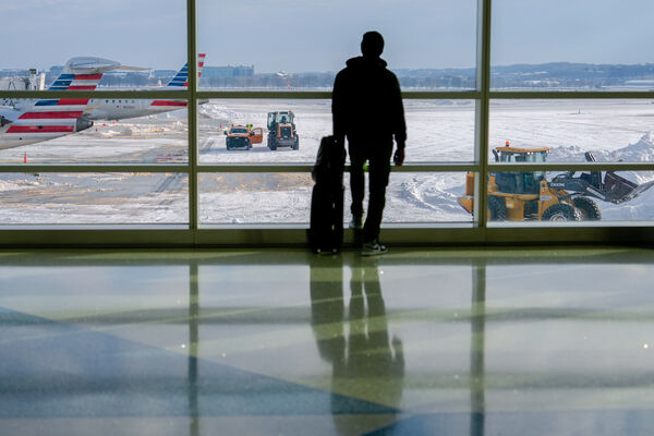 ▲▼美國暴風雪極端低溫寒流，華府雷根華盛頓國家機場（Ronald Reagan Washington National Airport）旅客看著停機坪上的積雪。（圖／達志影像／美聯社）