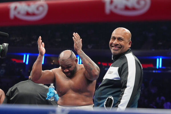 d8608423-1 ▲▼ 美國拳手米勒(Jarrell Miller)假髮被打飛。(圖/達志影像/美聯社)