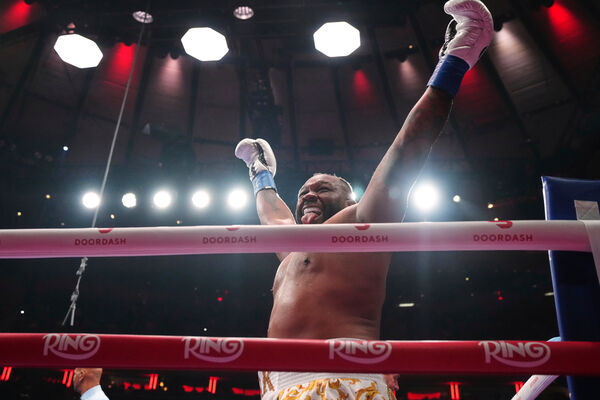 d8608424-1 ▲▼ 美國拳手米勒(Jarrell Miller)假髮被打飛。(圖/達志影像/美聯社)