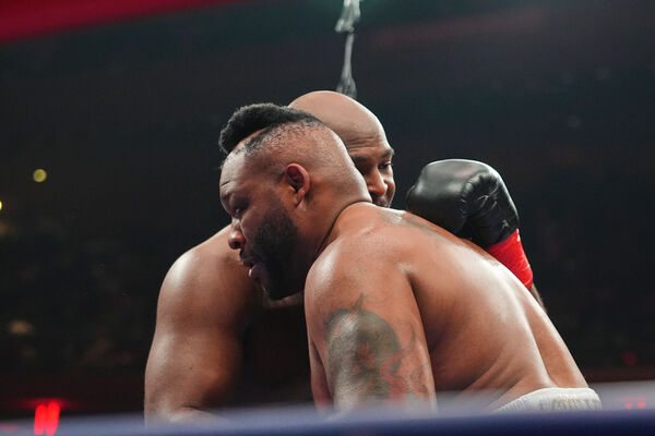 d8608425-1 ▲▼ 美國拳手米勒(Jarrell Miller)假髮被打飛。(圖/達志影像/美聯社)