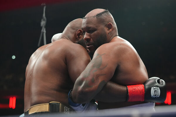d8608426-1 ▲▼ 美國拳手米勒(Jarrell Miller)假髮被打飛。(圖/達志影像/美聯社)
