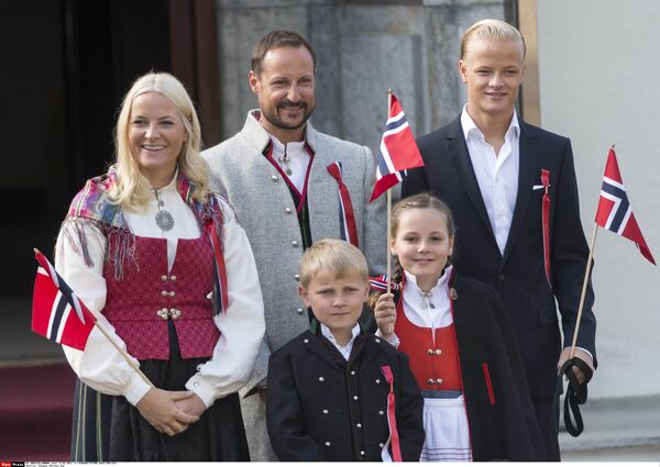 ▲▼挪威梅特瑪莉王儲妃（Princess Mette-Marit）、哈康王儲（Prince Haakon）、英格麗亞莉珊德拉公主（Princess Ingrid Alexandra）、斯維爾馬格努斯王子（Prince Sverre Magnus）以及王儲繼子柏格荷伊比（Marius Borg Høiby）。（圖／達志影像／美聯社）