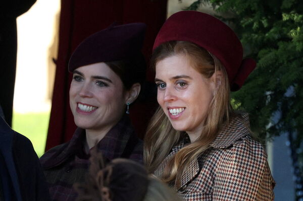 d8628347-1 ▲▼現年37歲的碧翠絲公主(Princess Beatrice)與35歲的尤金妮公主(Princess Eugenie)。(圖/路透)