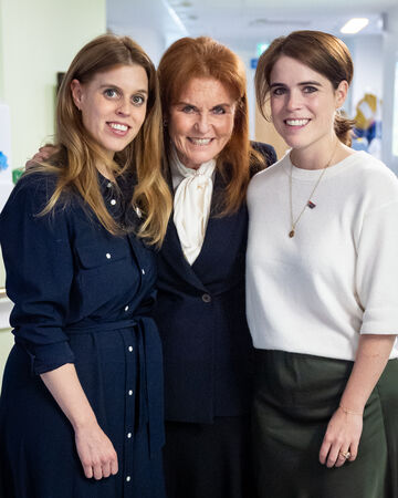 d8628350-1 ▲▼碧翠絲公主(Princess Beatrice)、尤金妮公主(Princess Eugenie)與母親莎拉(Sarah Ferguson)。(圖/路透)