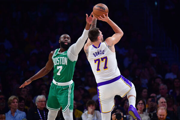 d8631977-1 ▲布朗(Jaylen Brown)、唐西奇(Luka Dončić)。(圖/路透)