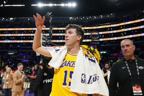 ▲里夫斯（Austin Reaves）、詹姆斯（LeBorn James）、唐西奇（Luka Dončić）。（圖／路透）