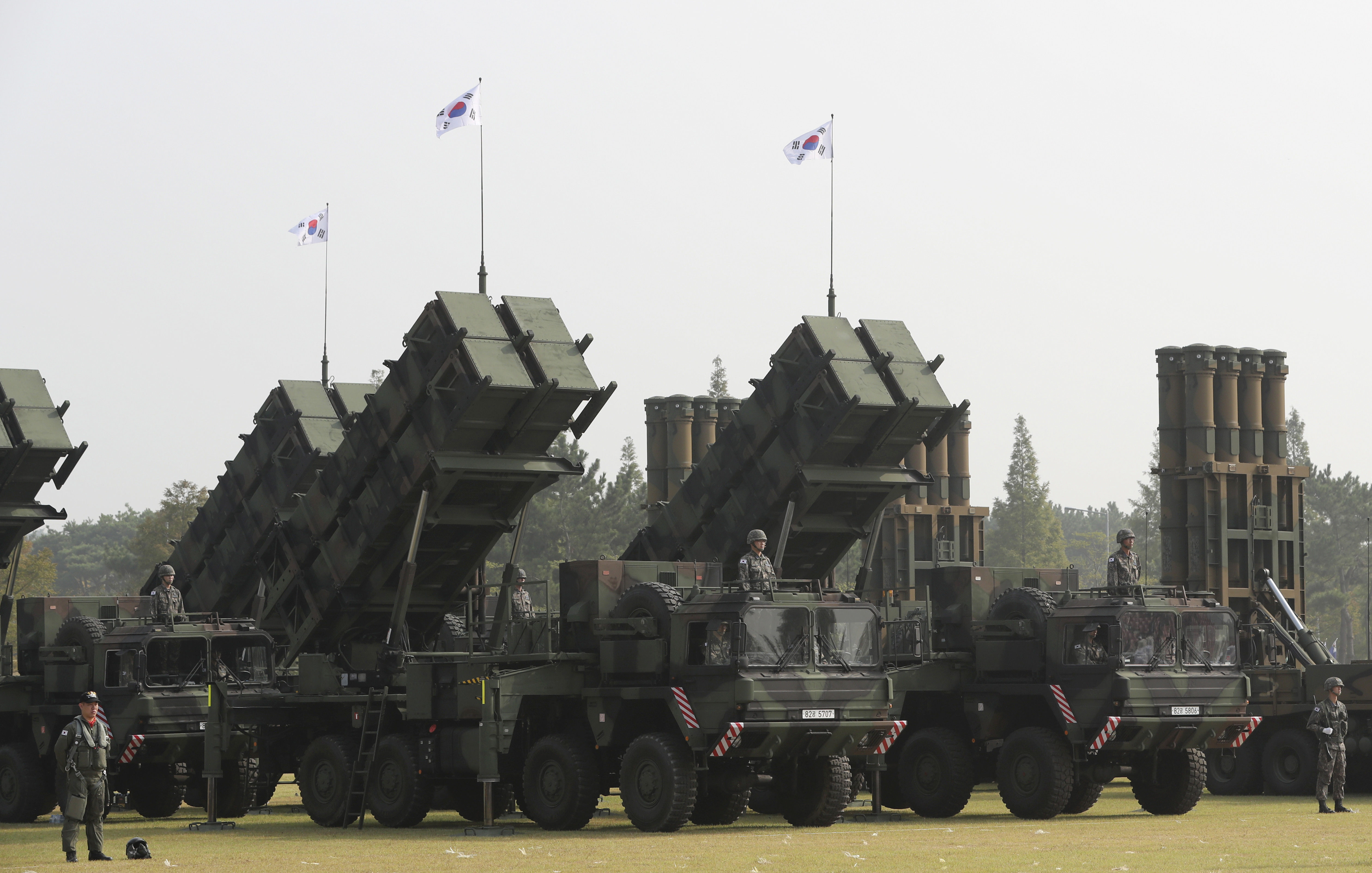 6077156-1 ▲▼南韓京畿道平澤市海軍第2基地,士兵站在愛國者飛彈發射器與天弓飛彈旁。(圖/達志影像/美聯社)