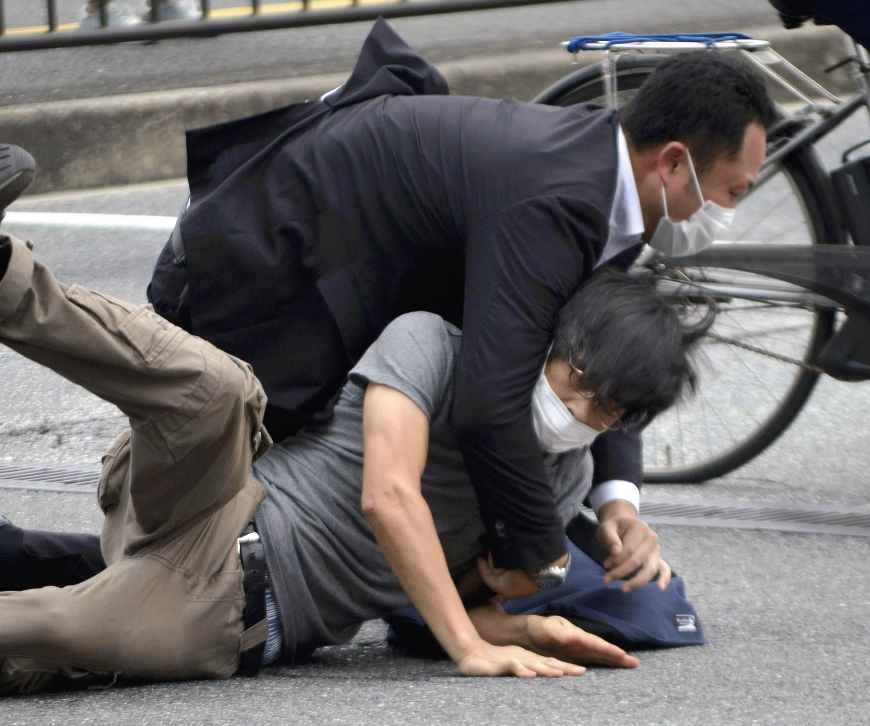 6442973-1 ▲▼奈良縣警方當場制伏山上徹也。(圖/達志影像/美聯社)