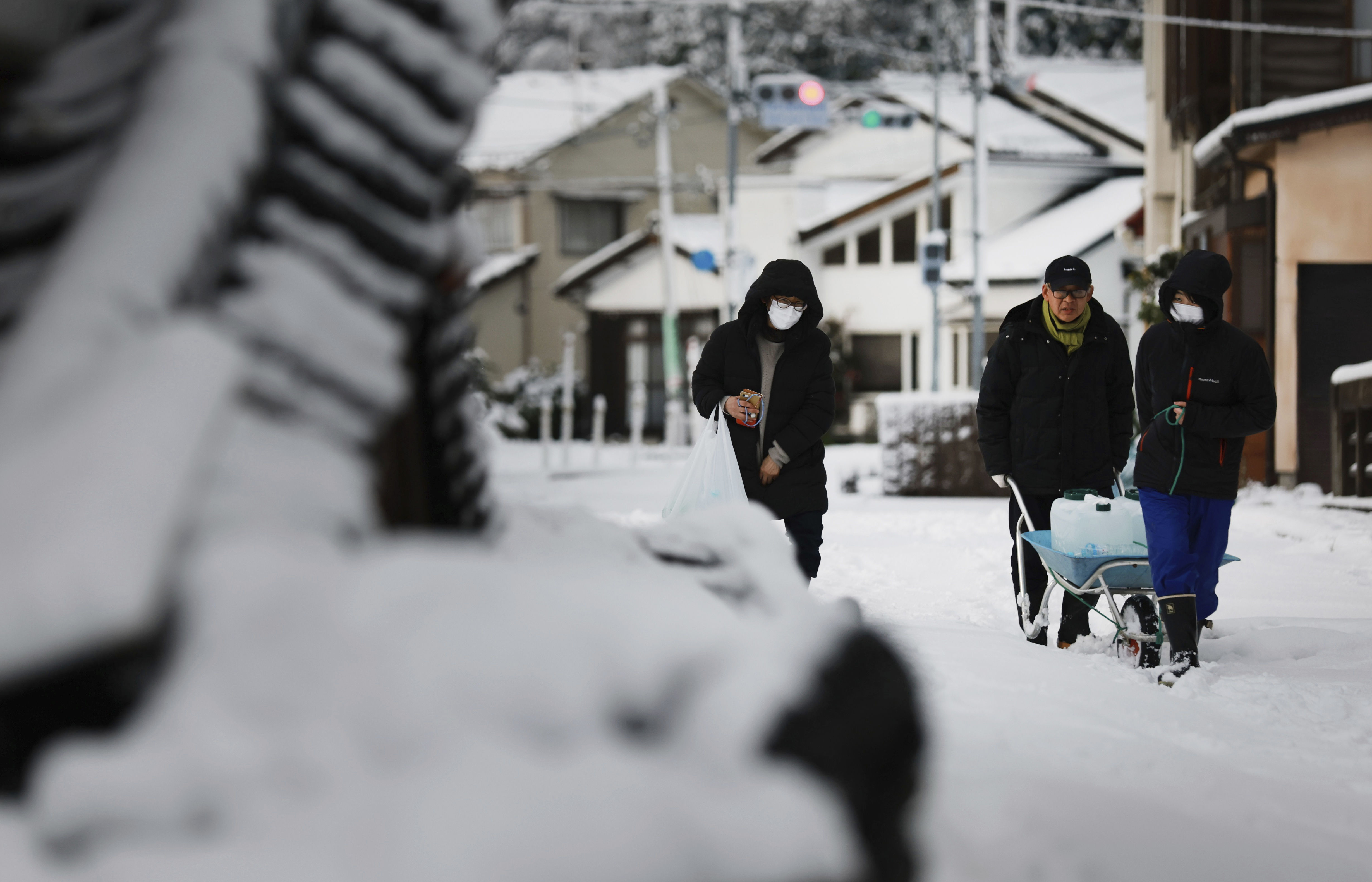 ▲▼日本石川縣輪島市8日開始出現降雪，外界擔憂建築物恐遭積雪壓垮。（圖／達志影像／美聯社）