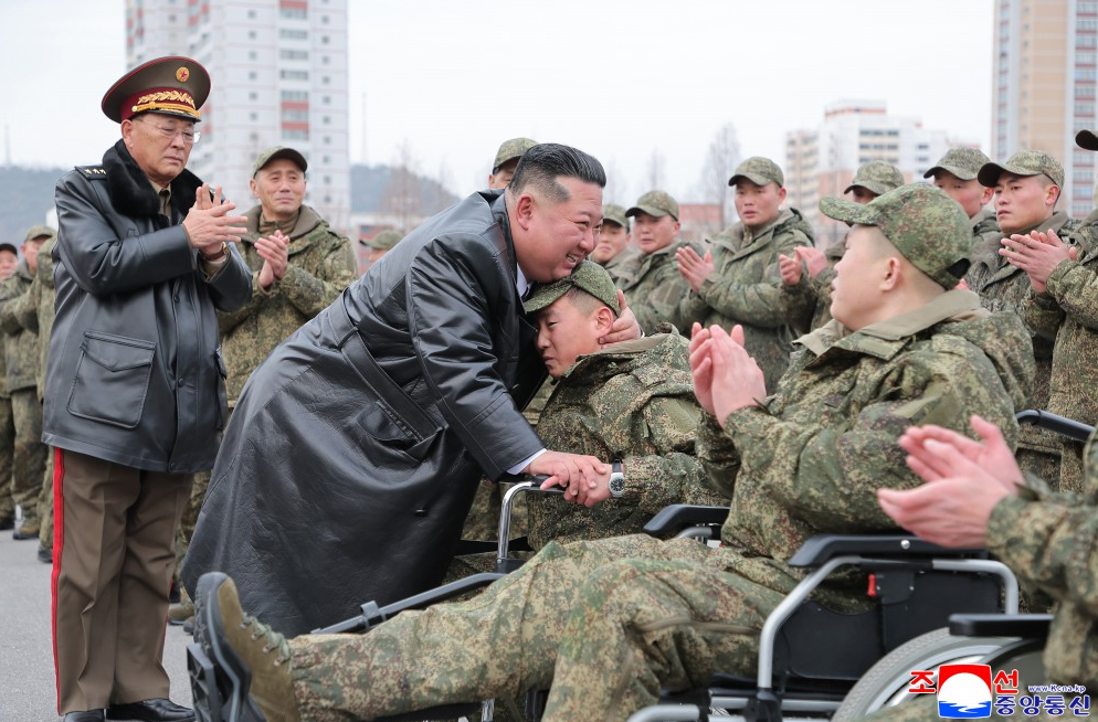 8535400-1 ▲▼金正恩迎接赴俄任務部隊。(圖/取自朝中社)