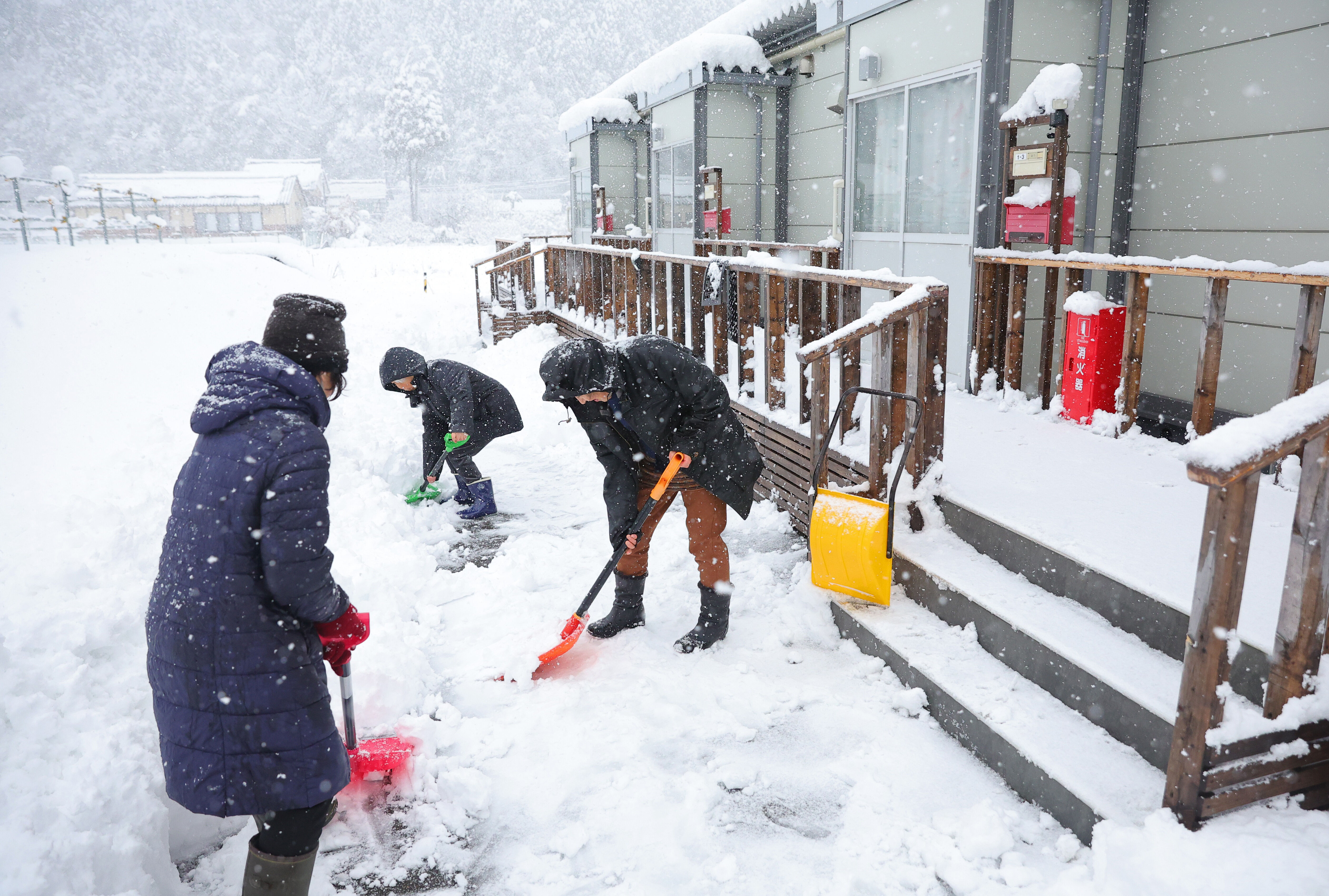 ▲▼能登地震災區居民除雪。（圖／達志影像／美聯社）