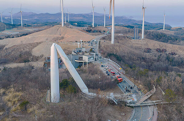 8610601 ▲▼南韓慶尚北道盈德郡風力發電機塔柱硬生生折斷,倒臥道路中央。(圖/翻攝自News1)