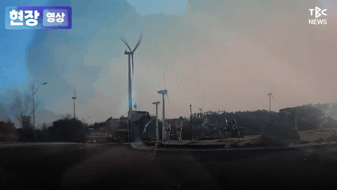 8610602 ▲▼南韓慶尚北道盈德郡風力發電機塔柱硬生生折斷,倒臥道路中央。(圖/翻攝自YouTube)