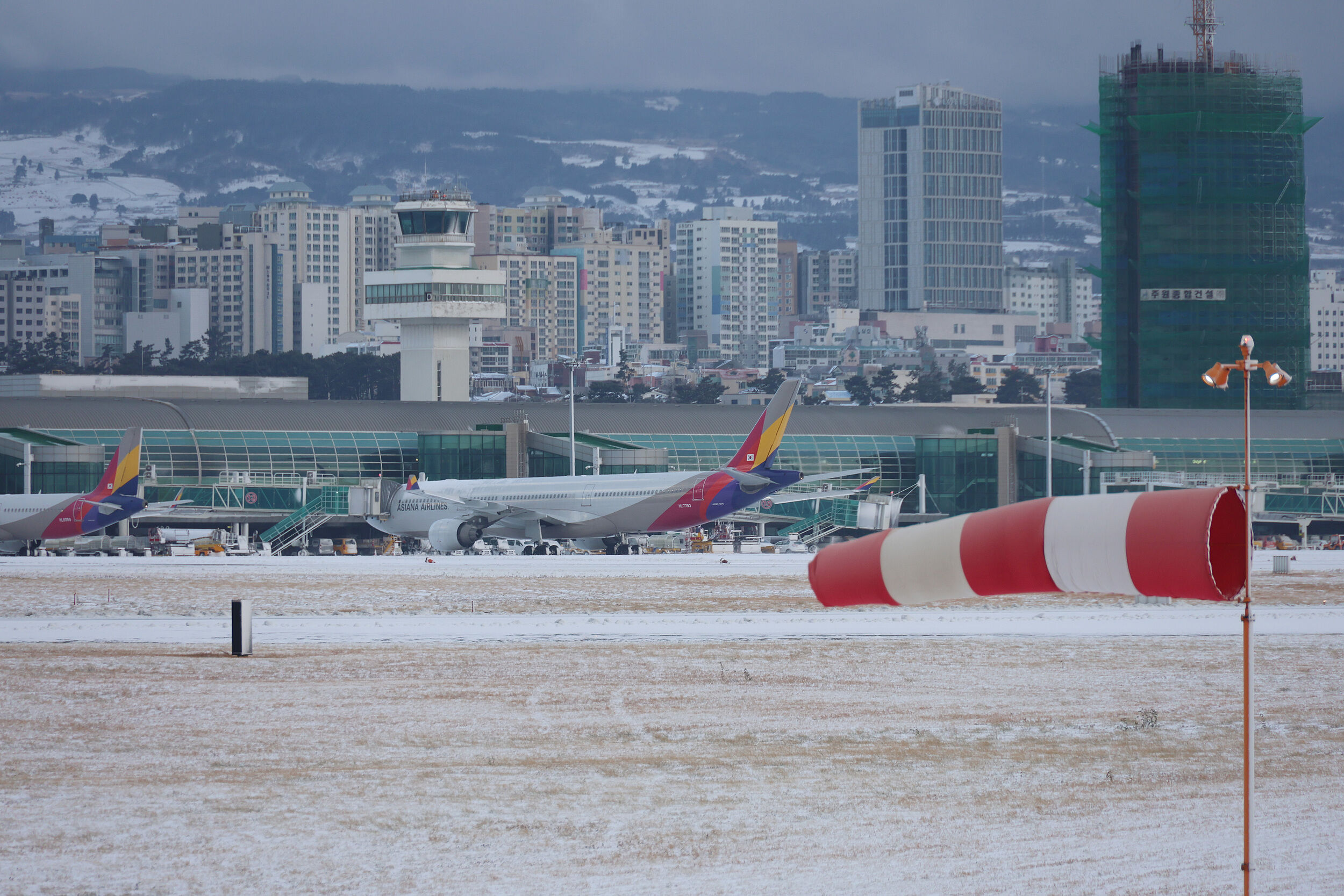8617211 ▲▼ 大雪導致濟州國際機場一度關閉。(圖/VCG)