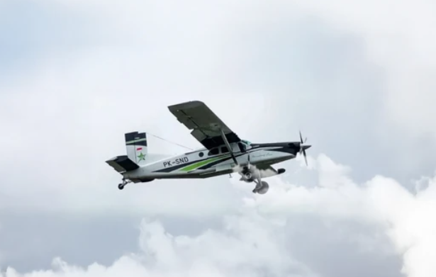 8622537-1 ▲▼印尼客機「遭武裝份子槍擊」墜機!2死11失蹤。(圖/Instagram/@smart.cakrawala.aviation)