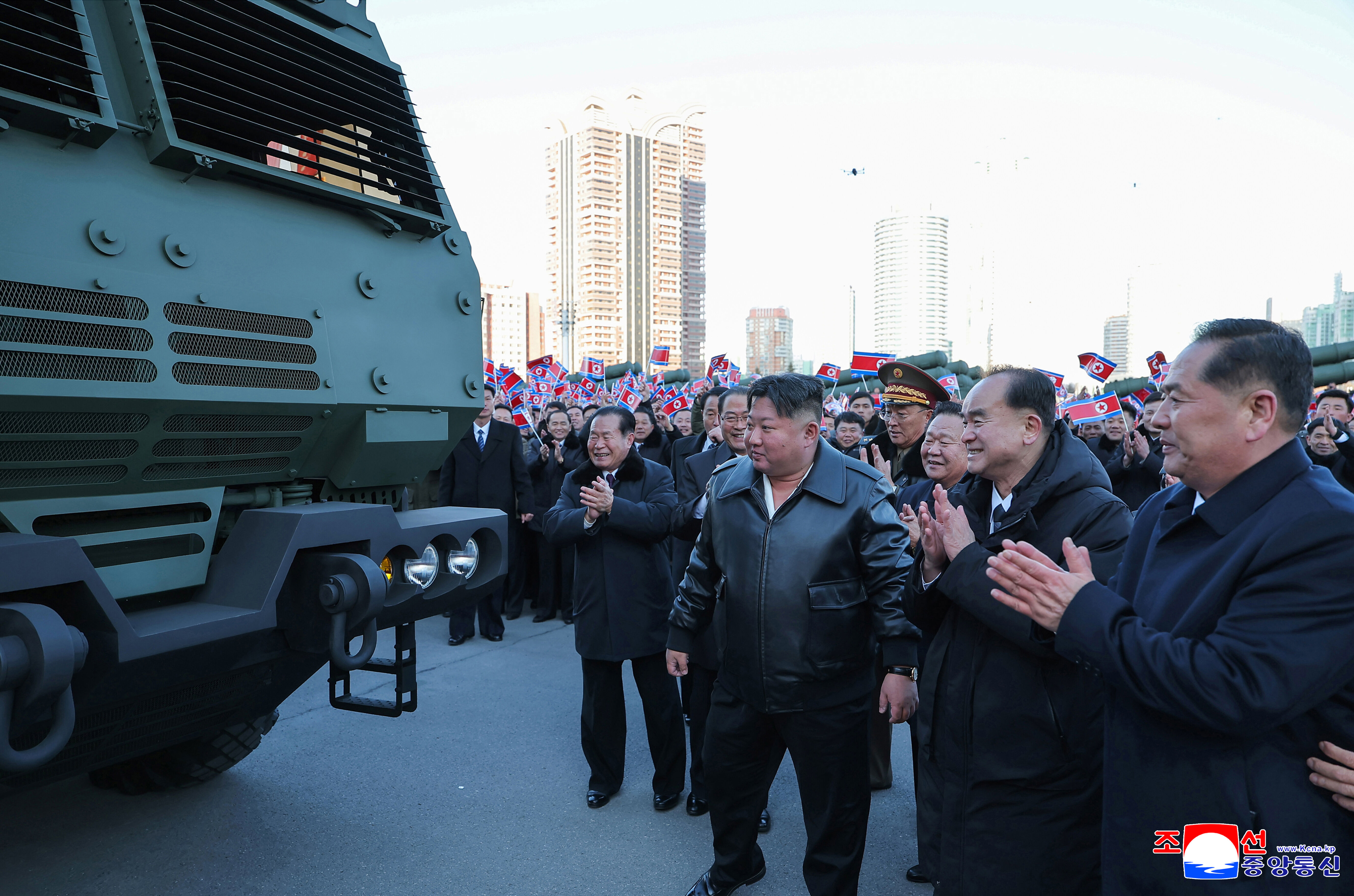 8629409 ▲▼金正恩親自駕駛600mm大口徑放射砲發射車。(圖/達志影像)