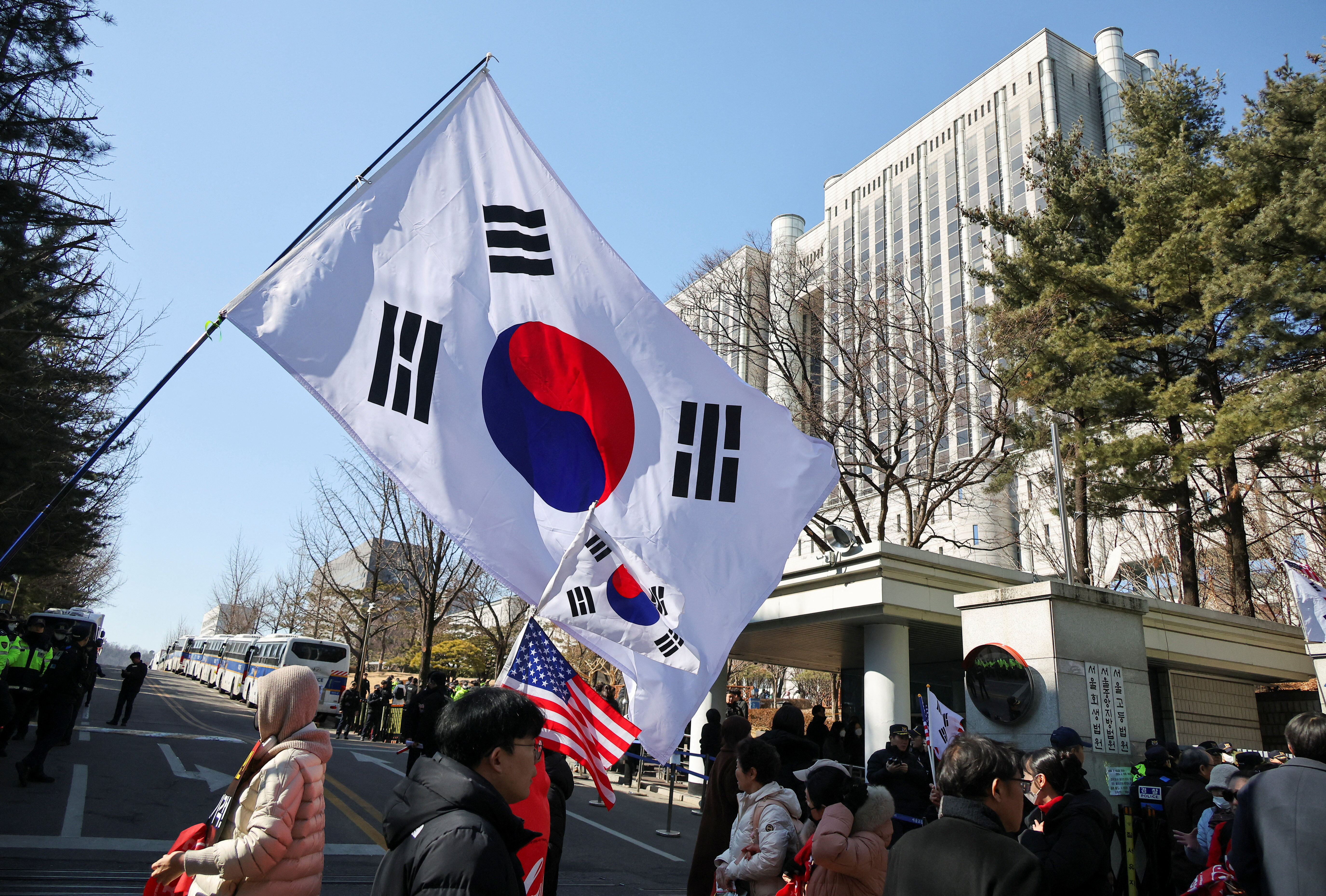 8629421 ▲▼首爾中央地方法院19日擠滿群眾,下午即將進行尹錫悅一審宣判。(圖/路透)