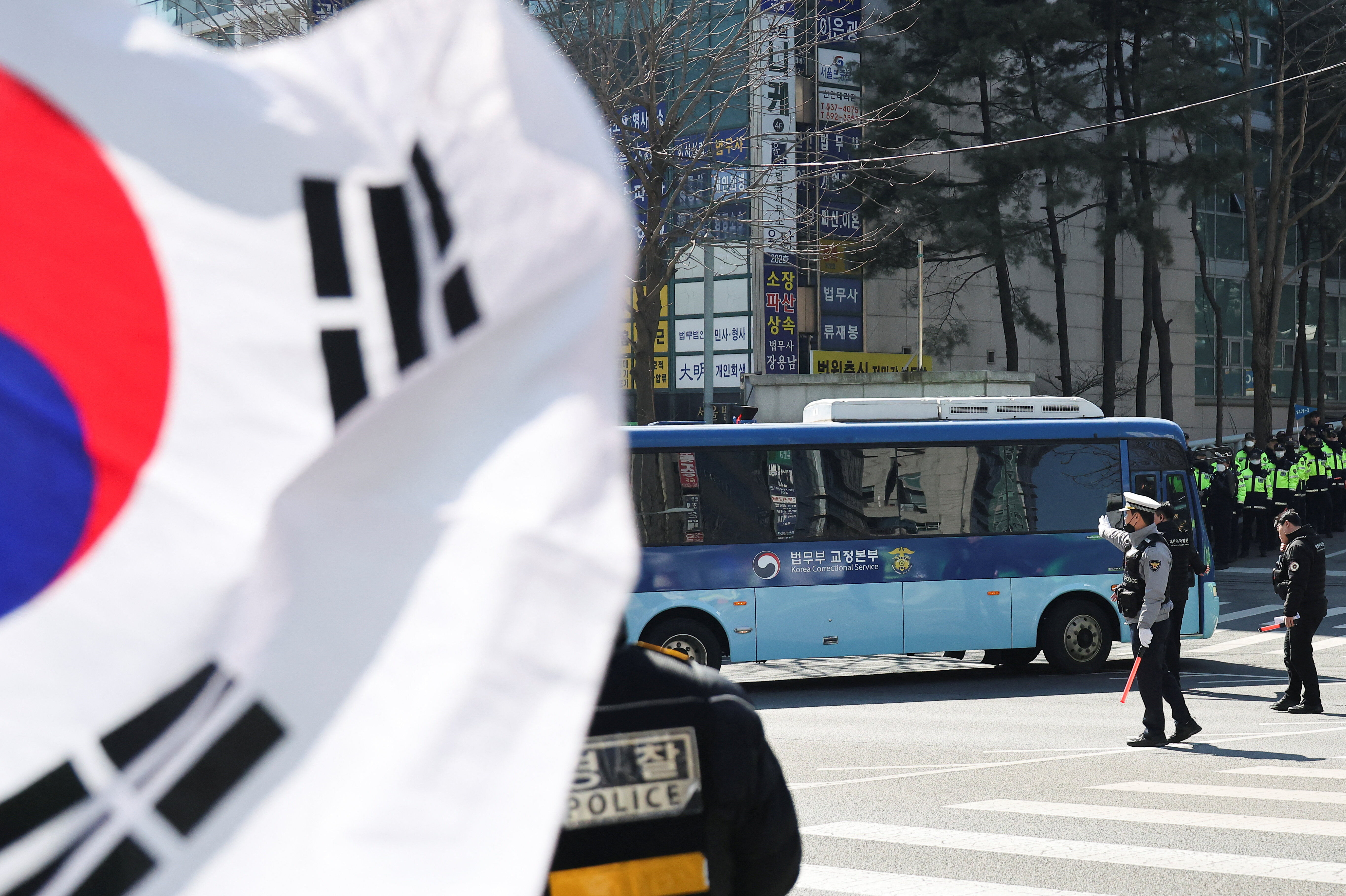 8629422 ▲▼載送尹錫悅的法務部專車抵達法院門口。(圖/路透)