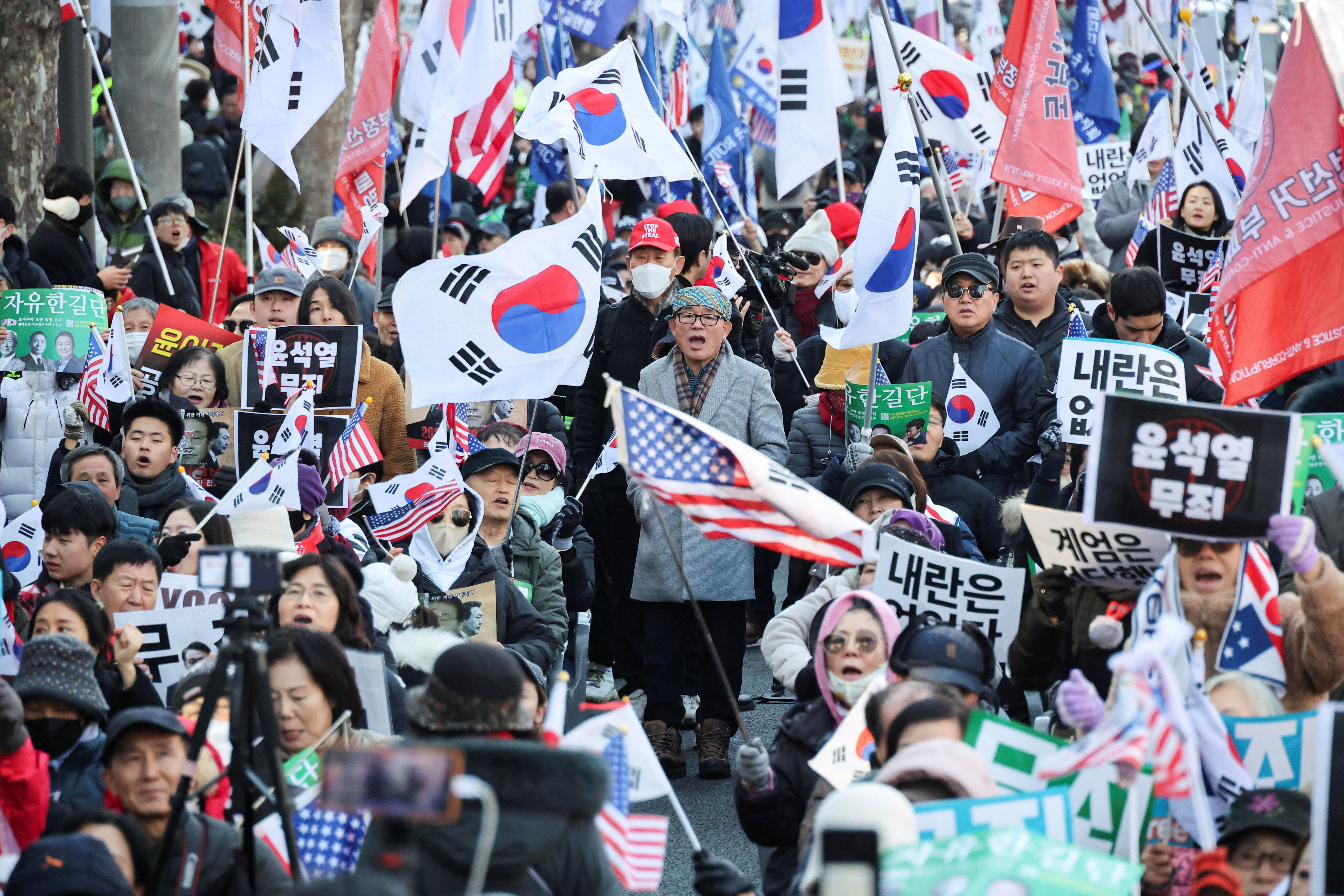 8629423 ▲▼尹錫悅支持者揮舞南韓和美國國旗、手持「尹Again」等標語。(圖/路透)
