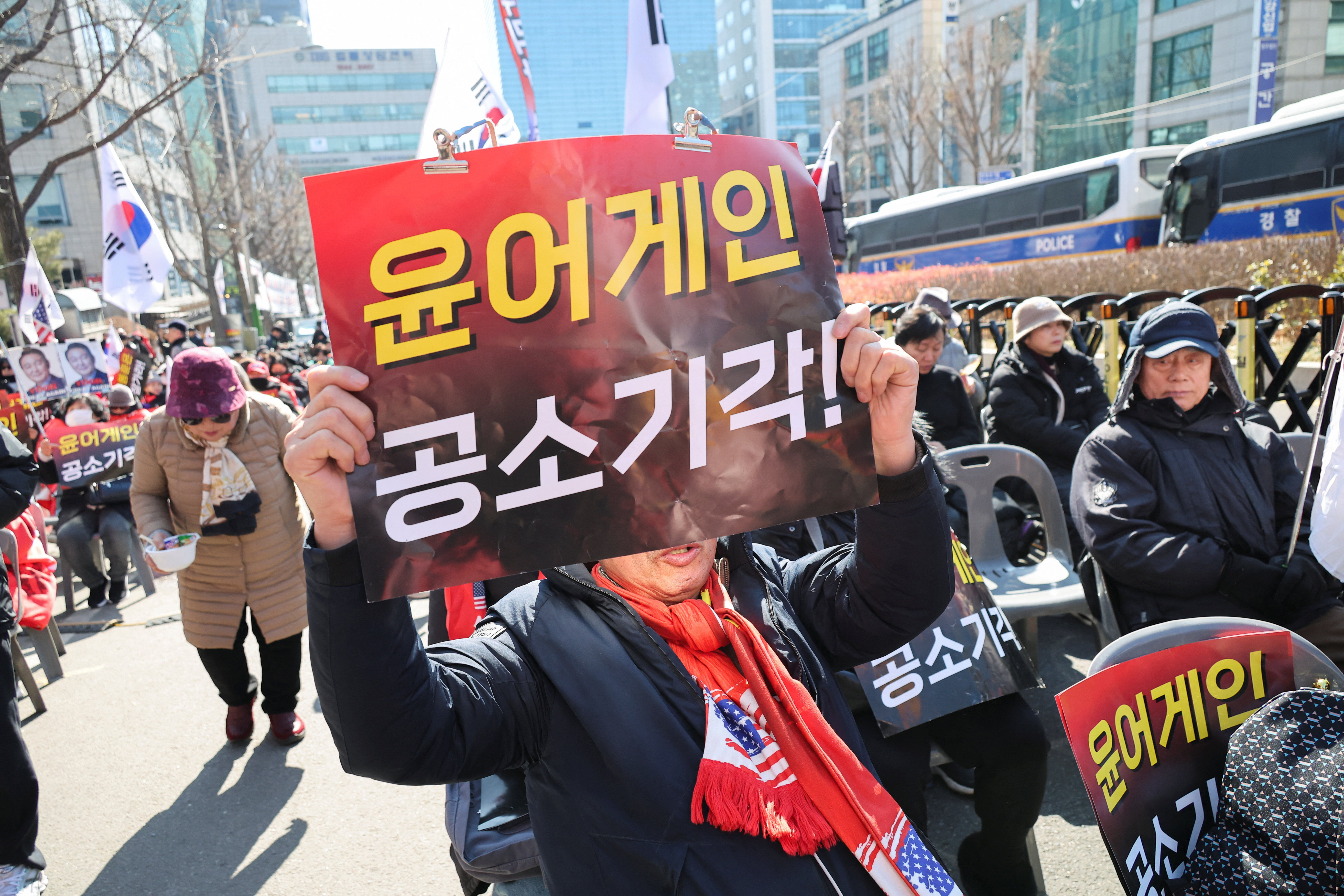 8629424 ▲▼尹錫悅支持者揮舞南韓和美國國旗、手持「尹Again」等標語。(圖/路透)