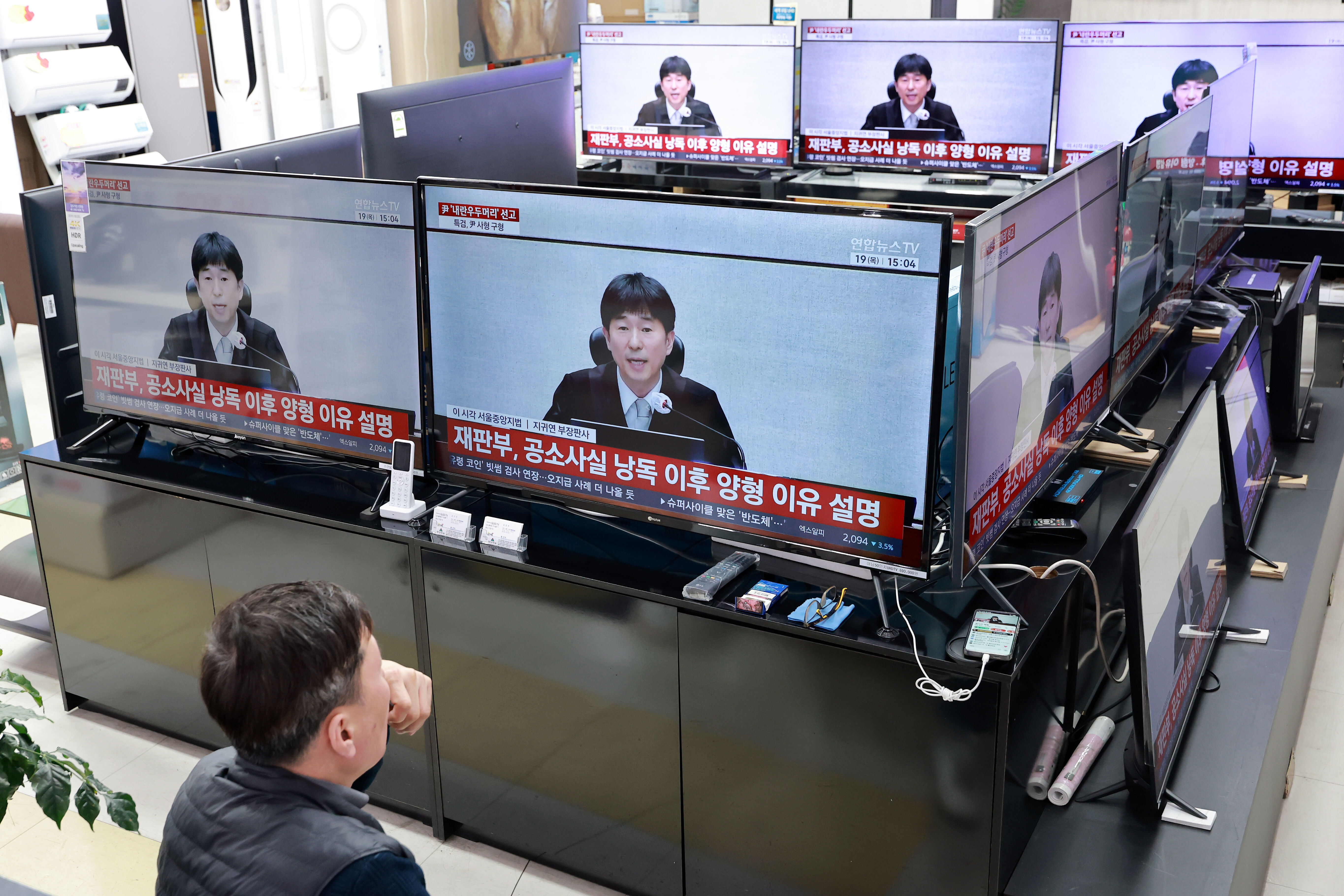 ▲▼首爾中央地方法院法官池貴然進行一審宣判，提起查理一世，當場上起歷史課。（圖／達志影像／newscom）