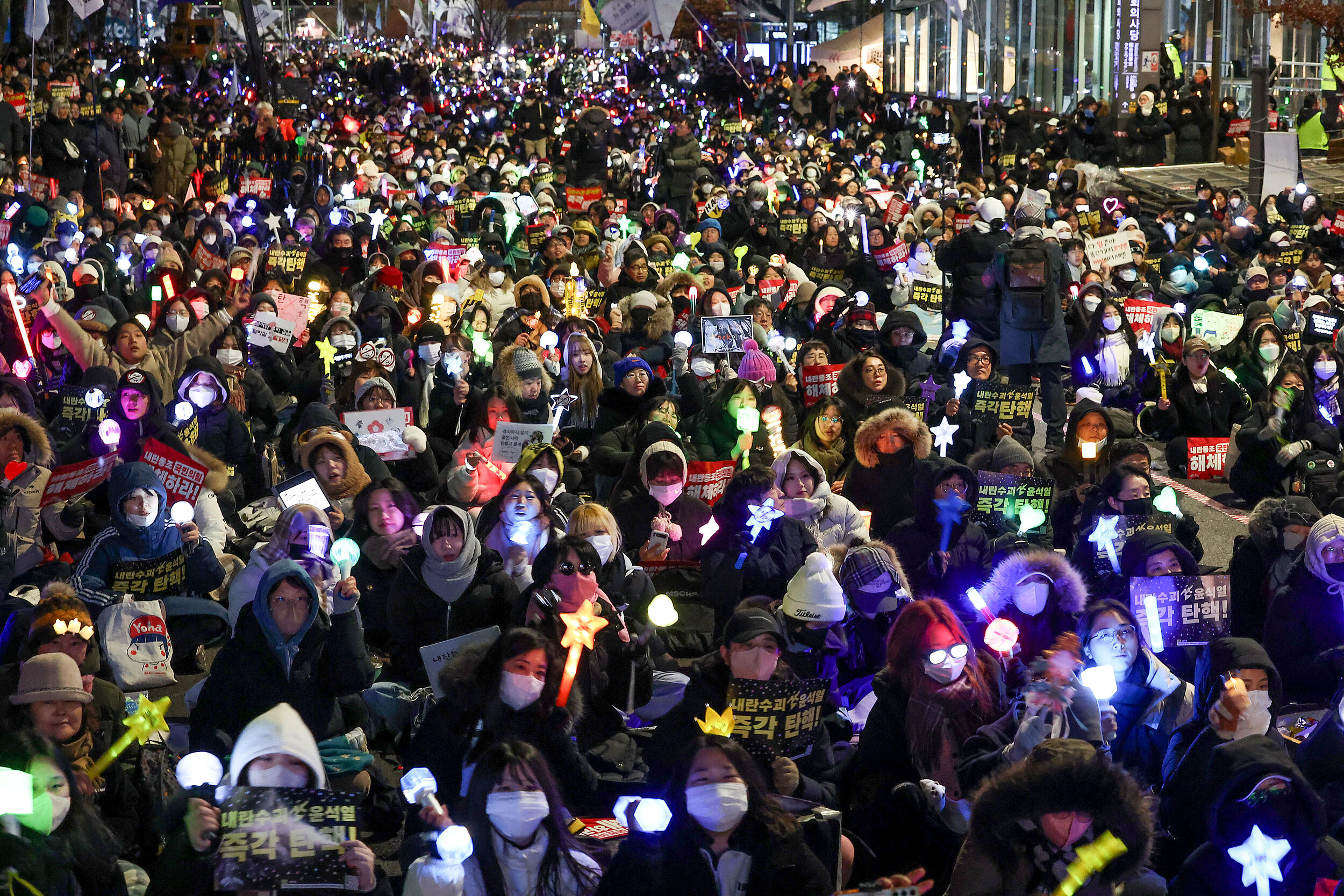 ▲▼2024年12月13日，南韓民眾手持燭光聚集國會議事堂前，呼籲國會通過彈劾提案。（圖／VCG）