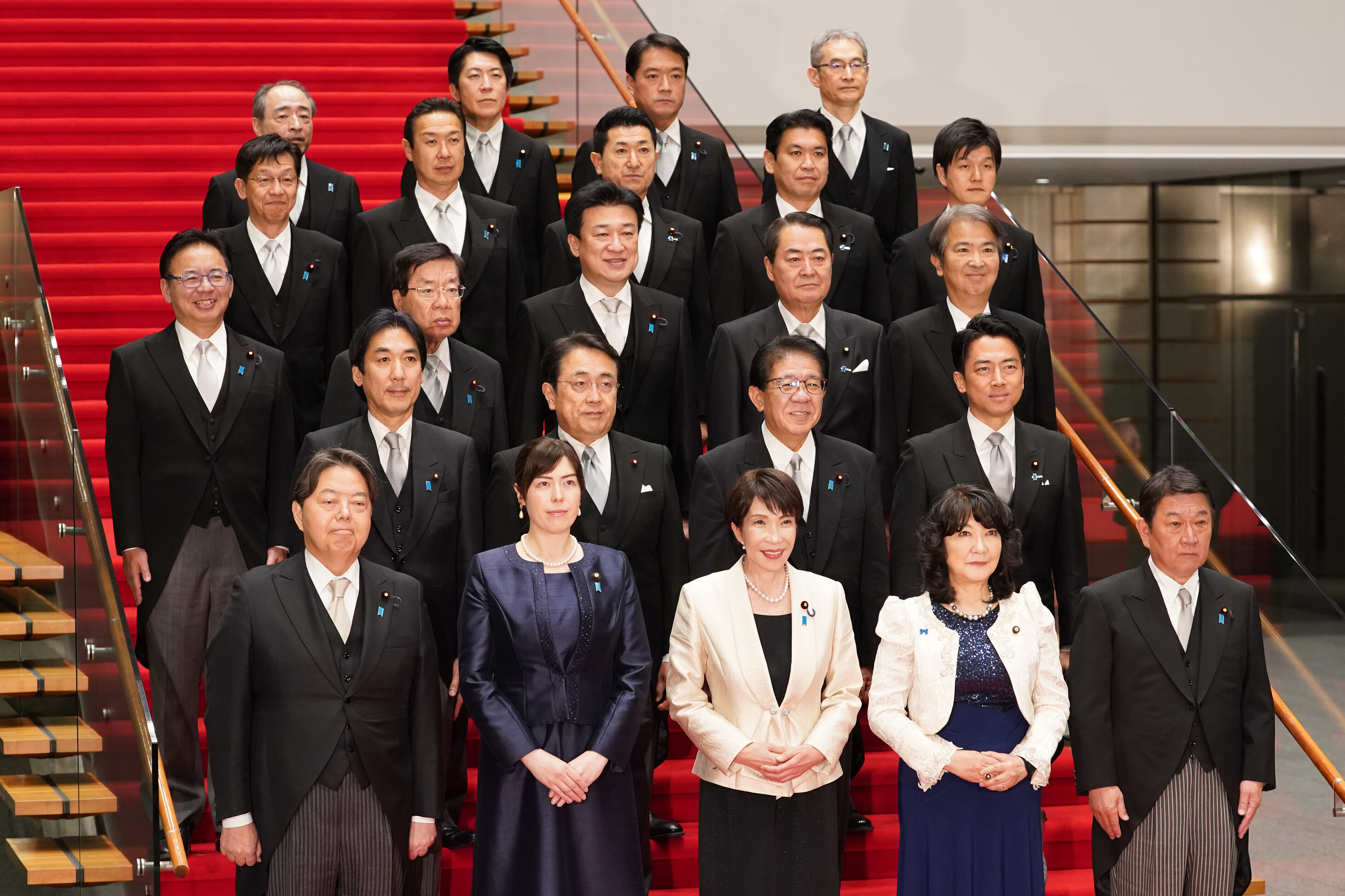 ▲▼日本首相高市早苗18日晚間率領內閣成員拍攝紀念照。（圖／達志影像／美聯社）
