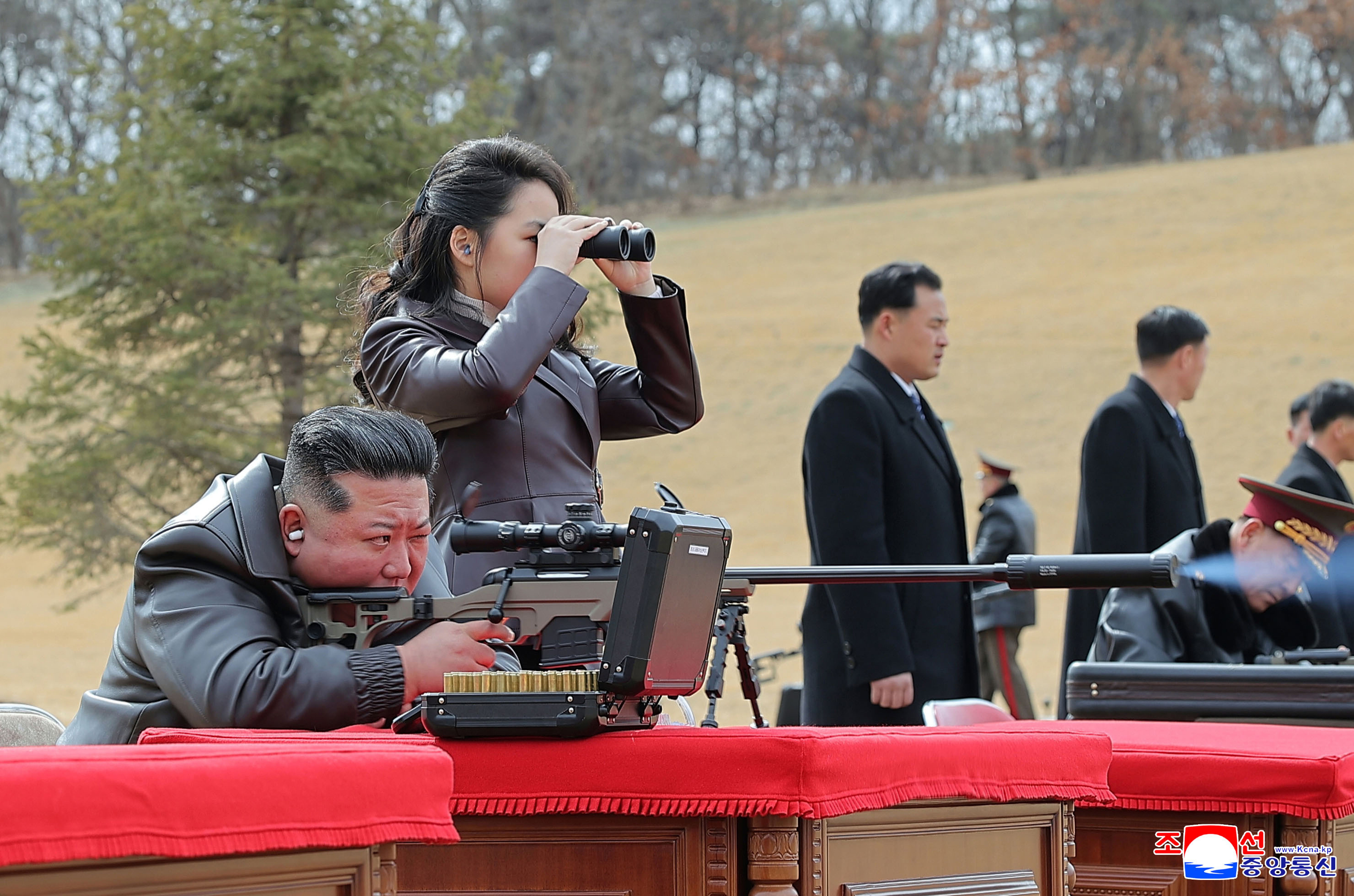 ▲▼金正恩持新型步槍瞄準射擊，女兒金主愛則在旁用望遠鏡。（圖／達志影像／美聯社）