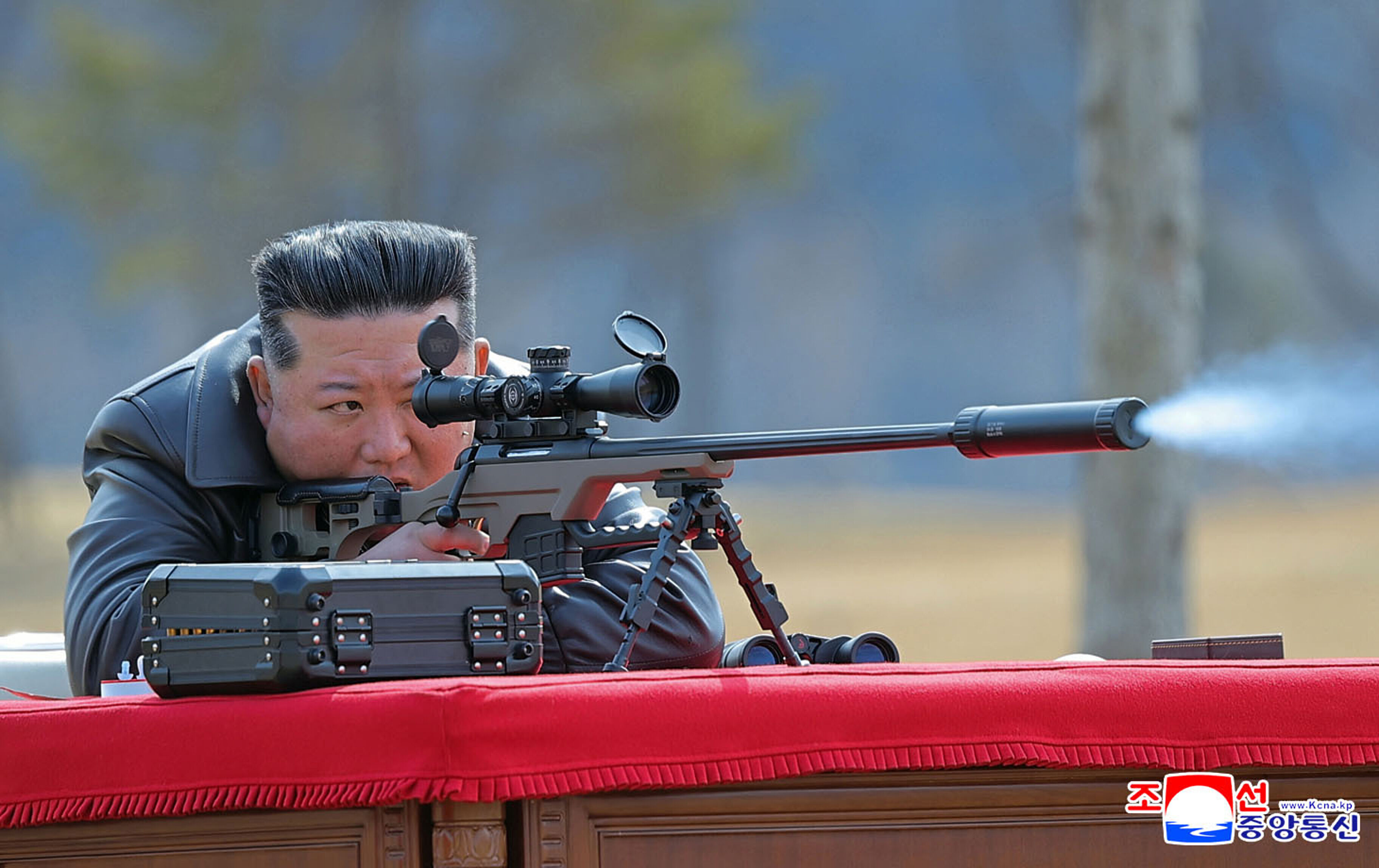 ▲▼金正恩持新型步槍瞄準射擊，女兒金主愛則在旁用望遠鏡。（圖／達志影像／美聯社）
