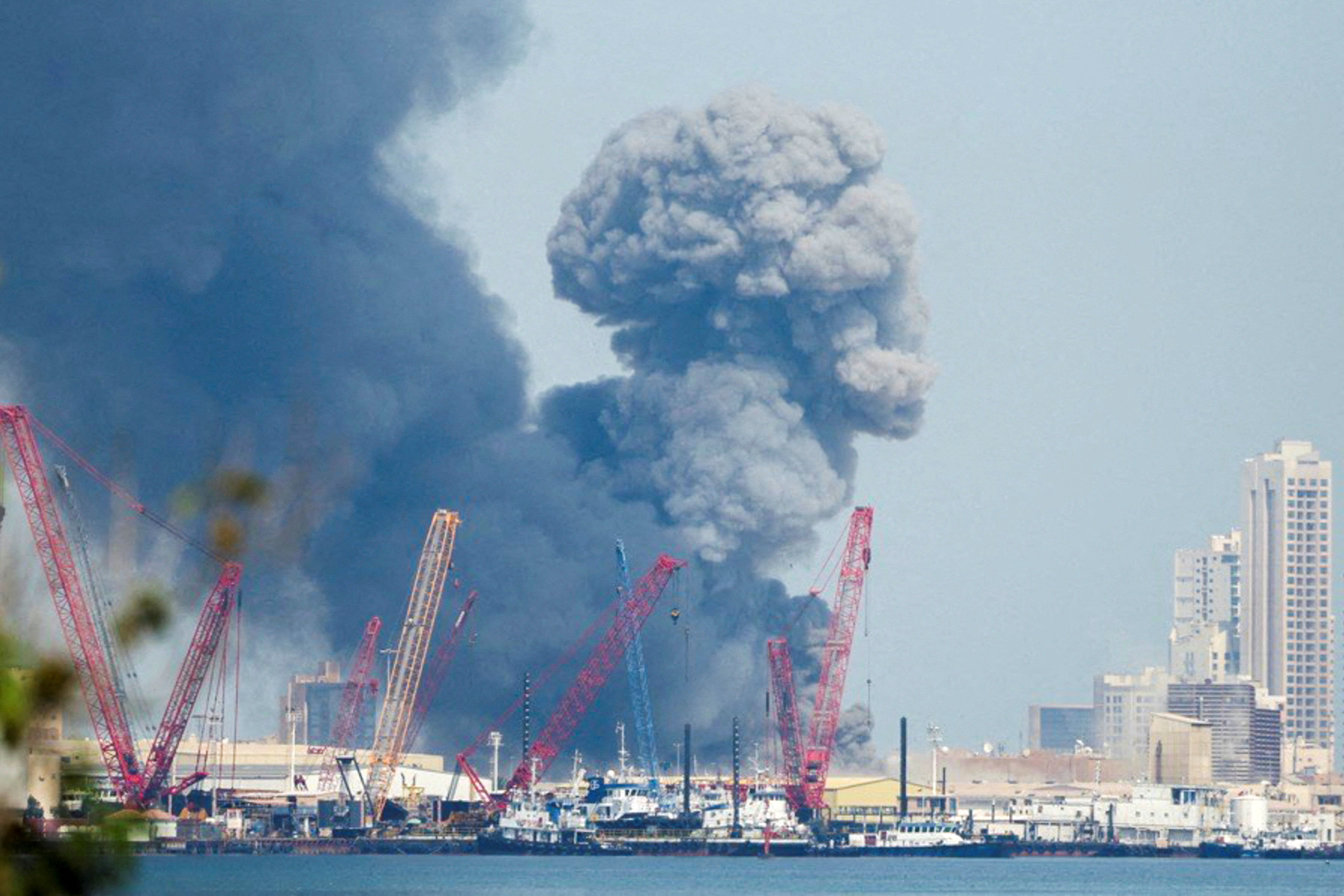 8638766-2 ▲▼伊朗發射飛彈攻擊美國海軍位於巴林的「第五艦隊」服務中心,巴林首都麥納麥發生爆炸。(圖/路透)