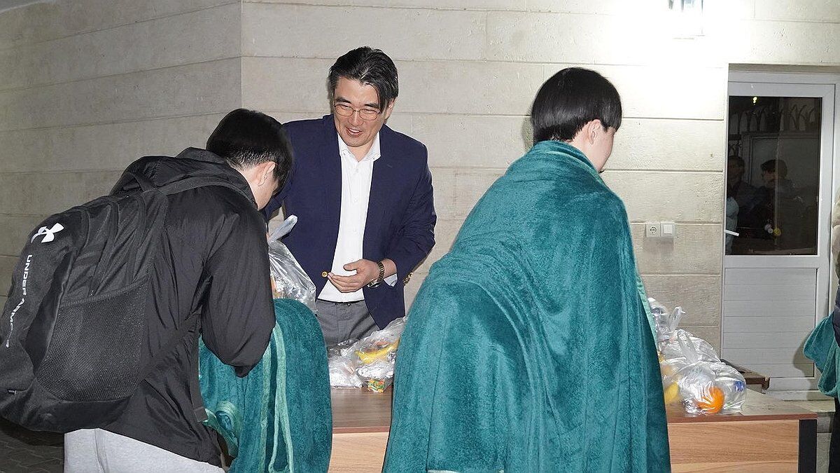▲▼滯留在伊朗當地的南韓僑民，經南韓大使館安排下，搭乘2輛巴士向東移動，安全抵達土庫曼。（圖／大韓民國外交部）