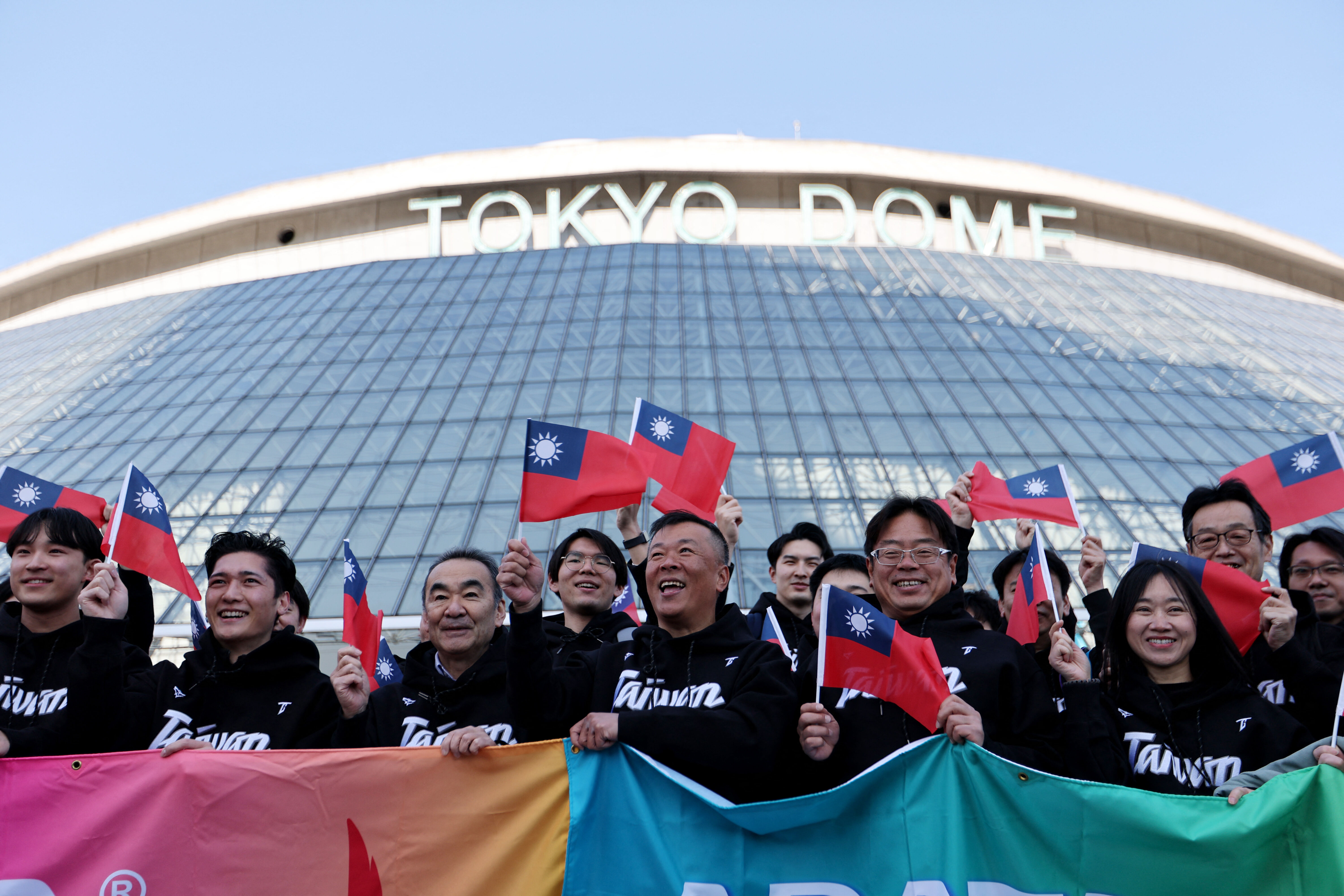 8645316-1 ▲▼台灣熱情棒球粉絲5日前往日本東京巨蛋為中華隊(台灣隊)應援。(圖/路透)