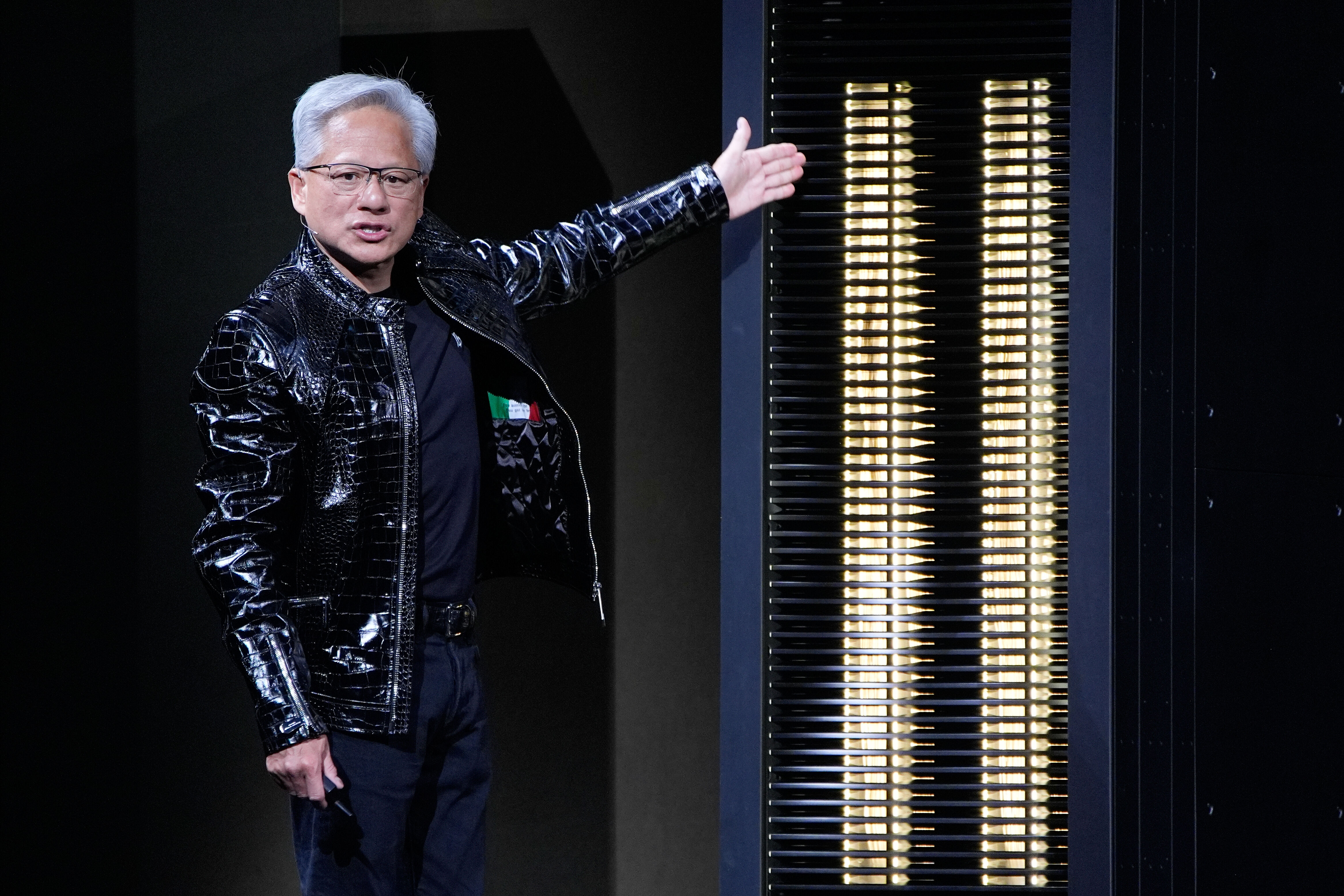 8646830-1 ▲▼輝達執行長黃仁勳1月5日在美國拉斯維加斯CES介紹Rubin AI超級運算平台。(圖/達志影像/美聯社)