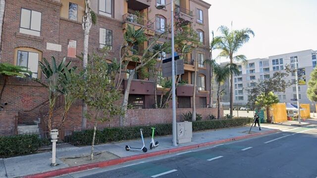 8649651-1 ▲▼舉刀自宮!他倒臥路邊「失血過多亡」 染紅衣物散落一條街。(圖/翻攝Google Maps)