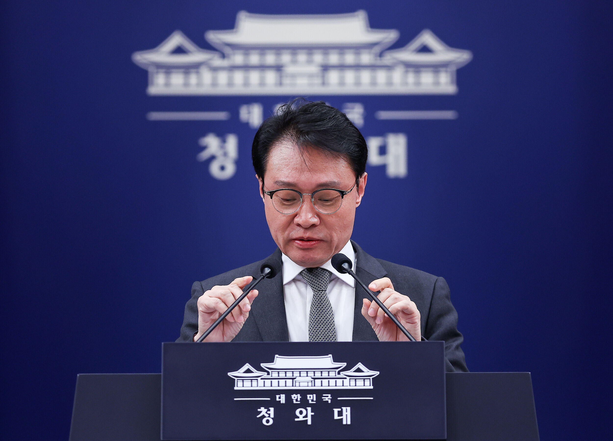 ▲▼南韓青瓦台宣傳溝通首席李圭淵16日召開簡報會議。（圖／VCG）