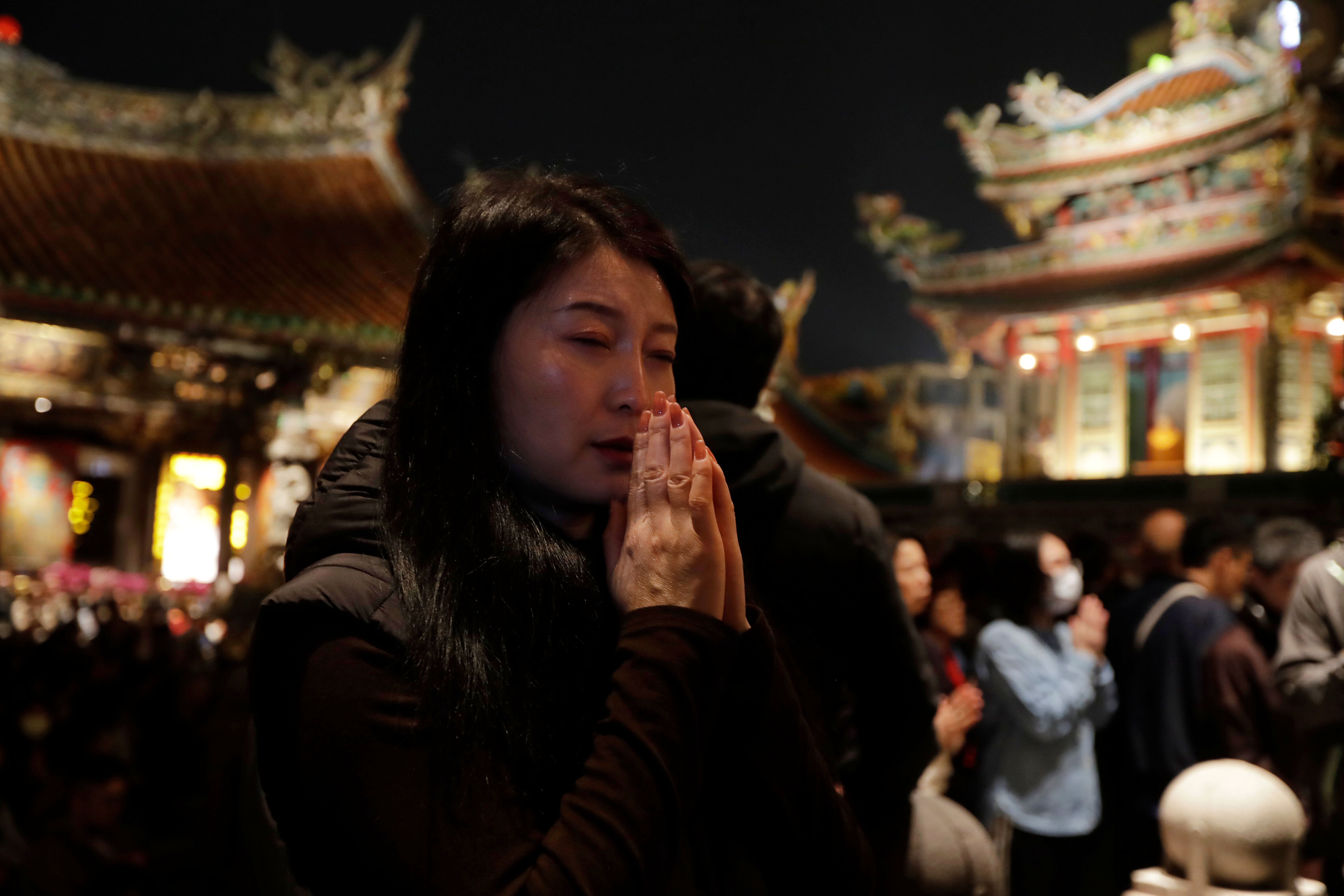 ▲▼農曆新年第一天，信徒們前往位於台北艋舺的龍山寺祭拜祈禱。（圖／達志影像／美聯社）