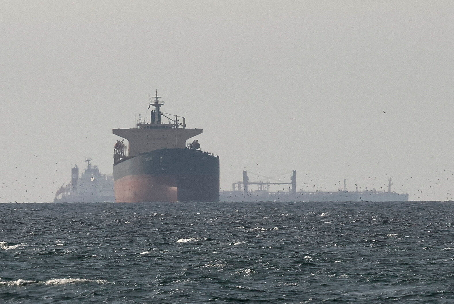 ▲▼荷姆茲海峽、荷莫茲海峽（Hormuz）附近的一艘貨船。（圖／路透）