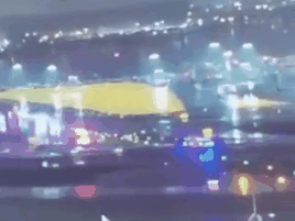 8671340-3 ▲▼驚悚瞬間曝光!客機「攔腰撞上消防車」 機頭粉碎殘骸四散。(圖/翻攝X)