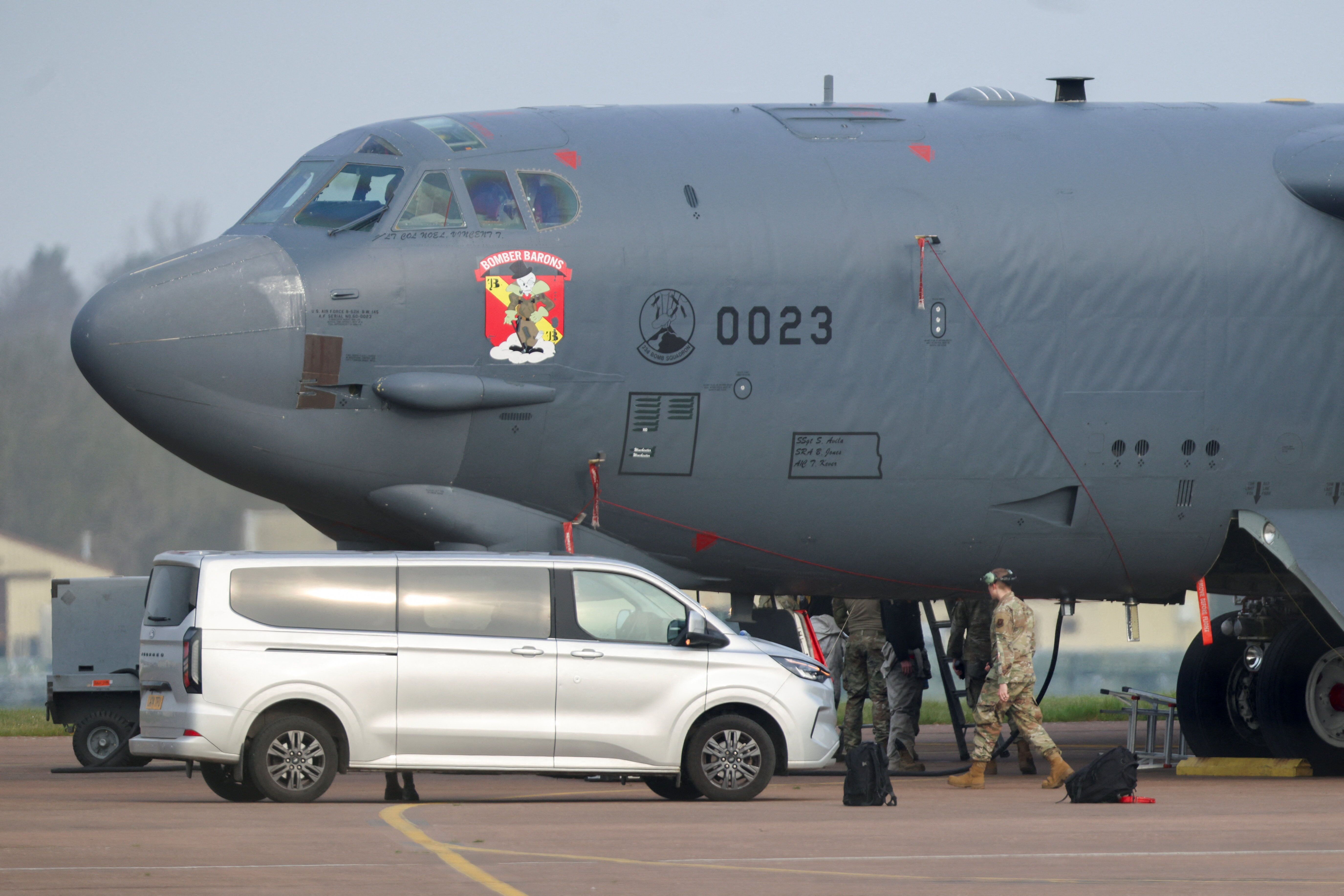 8678962-1 ▲▼英國皇家空軍費爾福德基地一架美國空軍波音B-52「同溫層堡壘」轟炸機進行維護。(圖/路透)