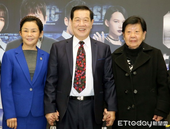 d3858354-1 ▲▼國際神探李昌鈺(中)與妻子蔣霞萍(左)、姊姊(右)。(圖/資料照)
