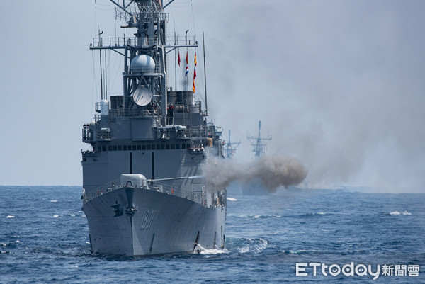 ▲▼海軍東部海域戰備任務訓練,反水面作戰實彈射擊,基隆艦與各艦施放干擾彈與艦砲射擊。（圖／記者季相儒攝）